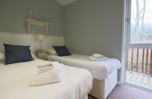 Spacious Oak Cabin with Hot Tub - Devon - Foto 13