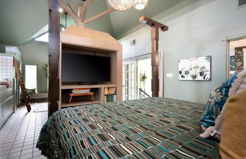 Downtown Bryan Treehouse Hot Tub and Peaceful Escape - Photo 32