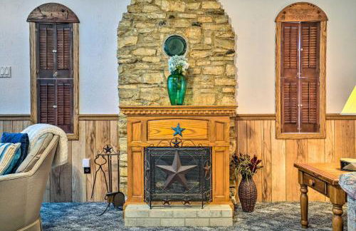 Charming Ingram Home with Yard and Furnished Patio! - Foto 2