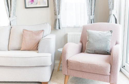 Tastefully decorated lodge on popular holiday park, easy access to Lakes and Dales and free parking - Foto 13