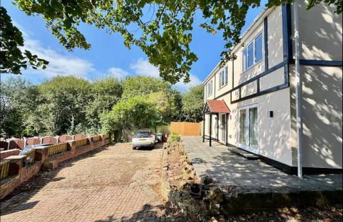 Spacious 6-Bed with Pool Table Desks in every room - Foto 7