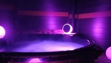 Love room avec Spa privatif "la Courtisane" - Sofa Tantra, terasse, salon d'hiver sous dôme transparent chauffé - love-room-alsace-67 - Foto 2