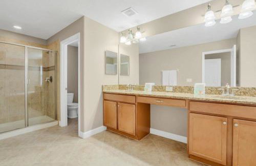 Near Disney - 5BR Home- Games Pool Hot Tub & BBQ - Foto 16