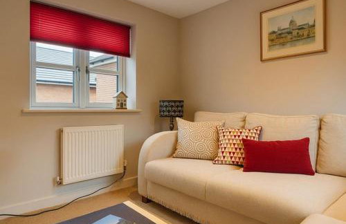 Elegant 2BD Townhouse in Thirsk: Cozy & Stylish - Photo 6