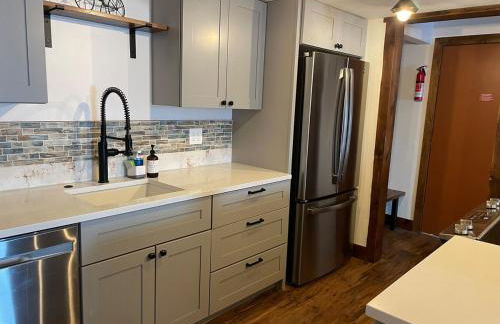 Newly Renovated Ski In Ski Out 2BR Condo - Foto 15