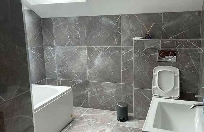 Luxury Waterfront Apartment - Photo 8