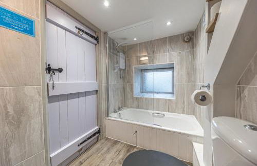 Romantic getaway, little two bed, two bath barn conversion with amazing views and parking - Foto 18