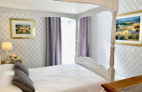 Going Going ! 4 Min walk to Beach, Pubs, Restaurants, Shops, Heated Pool, Hottub, Games room, 1 acre Garden, BBQ's, Private Parking, WIFI, Basesets acre, Other dates also ! - Foto 9