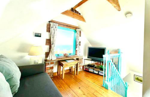 DRIFTWOOD - Super 1 Bedroom Home with Sea Views - Photo 5
