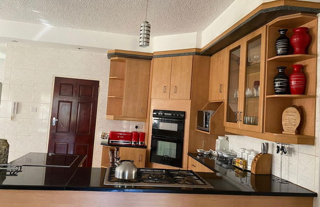 Luxurious 4 bed With Pool in Helensvale - 2255 - Foto 19