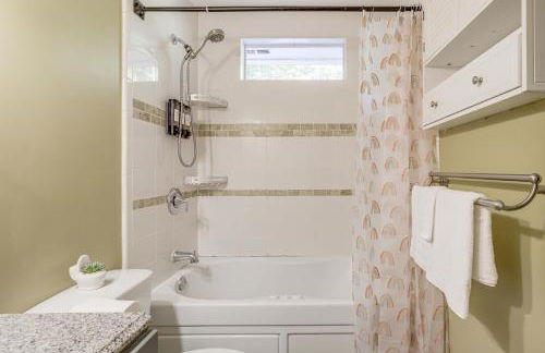 6 Mi to Stone Mountain Park Home with Deck! - Foto 22