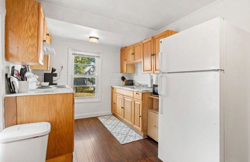 Downtown Beverly Apartment 8 Minutes to Salem and has King Beds - Photo 5