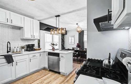 Newly Renovated and Designed Near Downtown - Foto 26