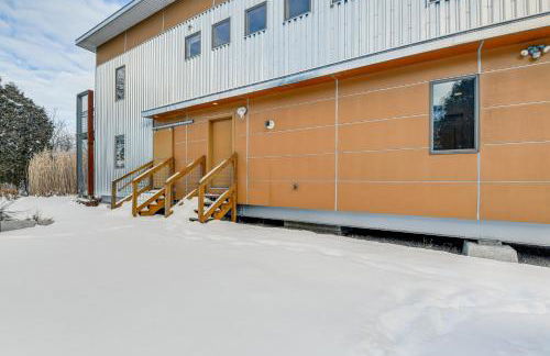 Couples Retreat Near UVM! Unique Studio with Deck - Foto 23