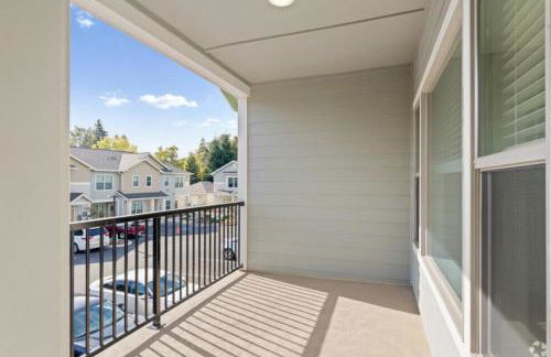 Modern Spacious Pool Apartment PET FRIENDLY - Photo 9