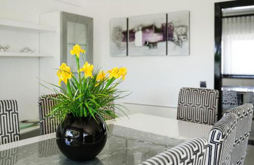 Deluxe 4BDR House W/ Pool by LovelyStay - Photo 20