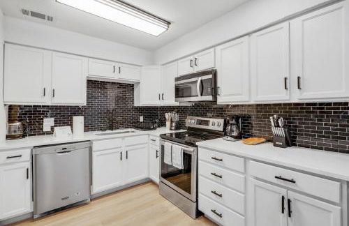 Superior 4BR 2BA Holiday Home with Hot Tub & Grill - Foto 17