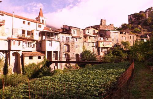 Casa Celestine in Via Orsini Isolabona Liguria Italy Sleeps 5 - Foto 43