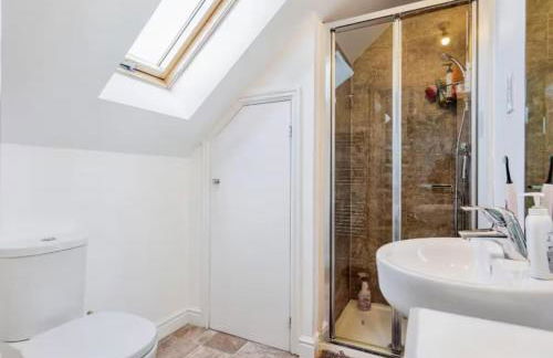 Family-Friendly 4-Bedroom House in Moston with Parking and Garden - Foto 33