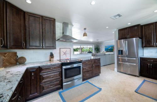 Tropical Villa Pool Home w/ Tiki Bar! Sleeps 9! - Foto 25