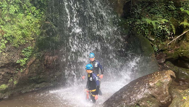 Bañándonos bajo una cascada