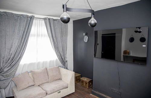 2BR Home in Manchester near Etihad Stadium with Parking - Foto 11