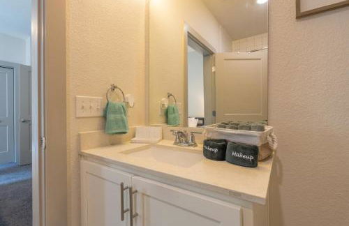 Riverwalk and Pool view Apt with King bed Infinity Pool Gym Free Parking - Foto 21