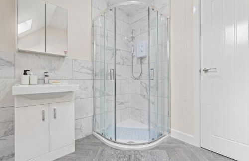 Modern 4-Bed, Parking, Pool Table, Sleeps 11 - Foto 28