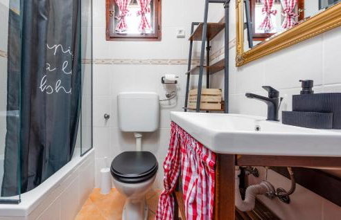 Nice Home In Udbina With House A Panoramic View - Photo 30