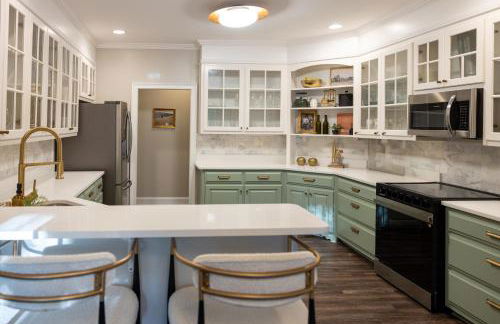 Sink into the Luxe Corner Tub at an Upscale, Spacious Home - Foto 14