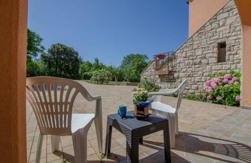 RENATOEMILIA spacious apartment with courtyard - Photo 5