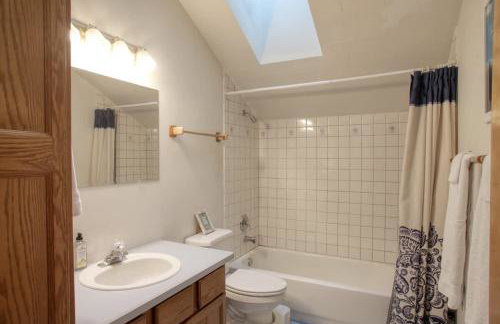 Twin Lakes Waterfront Retreat with Private Dock Fire Pit And Family Friendly Space - Foto 20