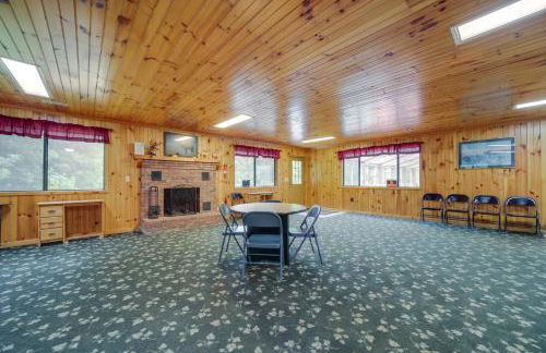 Pet-Friendly Creekside Cabin with Pool Access! - Foto 29