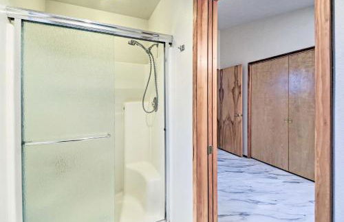 Unique Port Ludlow Home with 3 Decks and Hot Tub! - Foto 23