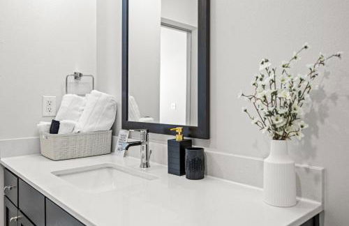 Stylish 1BR Retreat with Pool & Gym - Foto 22