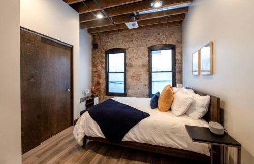 Walkable Downtown Loft with King Bed & Self Check in - Foto 13