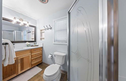 Sandy Cove on the North Shore -Lakeside Cottage with Pier Beach, and HOA Amenities - Foto 7