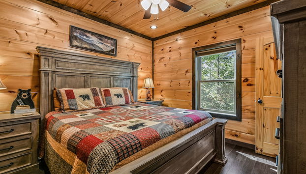 Honeysuckle Hill 2 Bedroom Cabin by RedAwning - Foto 4, Habitación