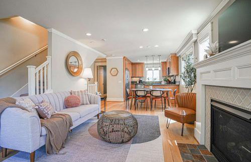 Exquisite Central Townhome with Spacious Loft and Gourmet Kitchen - Foto 1