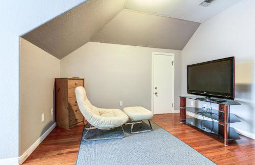 Spacious 3BR Retreat Close to Downtown & Outlets - Foto 17