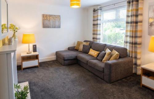 3 Bedroom House - Parking - Wifi - Fully Refurbished Throughout - New Kitchen & Bathroom - Foto 13