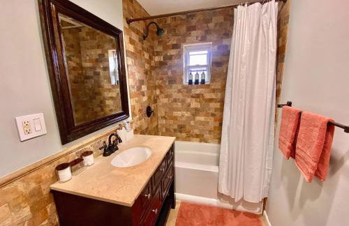 Easy PATH&Bus access- NYC| designer home + Deck. - Photo 44