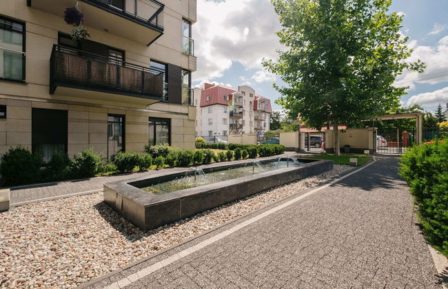 Modern Apartment Across the Ponds - Foto 32