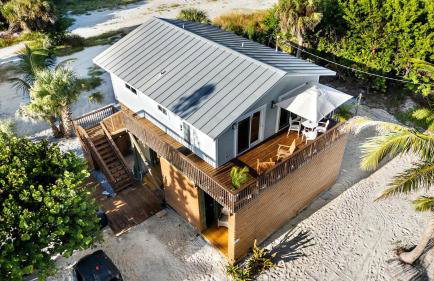 Charming Beachfront Cottage with Dock Slip and Kayaks on Little Gasparilla Island | Placida, FL - Foto 23