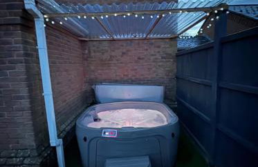 The Norwich Hideaway - Private Hot Tub - Photo 14