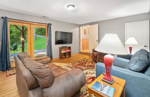 Cabin 3 Miles off I-40-hot tub-firepit-secluded better than a Hotel - Photo 17