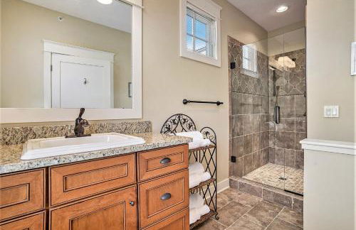 Lake front condo with pool access walking distance to downtown Saugatuck - Foto 26