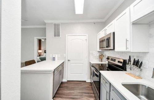 LUX Resort Inspired 2BR Near Houston Pool Gym - Foto 22