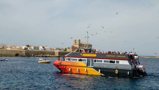 El catamarán zarpando a Santa Pola