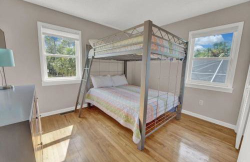 Pet-Friendly Bay View Home w/ Screened Pool Near Lighthouse - Foto 3